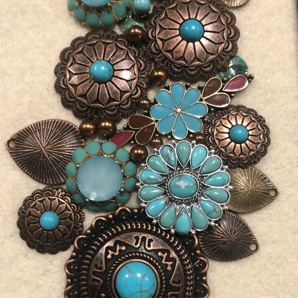 FRAMED JEWELRY ART COLLAGE IN VINTAGE FILIGREE FRAME HANDMADE UNIQUE OOAK ๐ - Picture 11 of 14